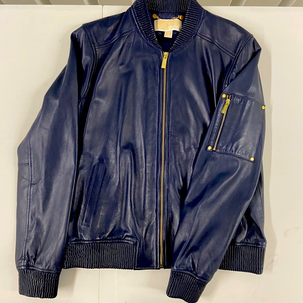 Lamb leather Style: Bomber Jacket, front slit pockets, left arm small zip pocket